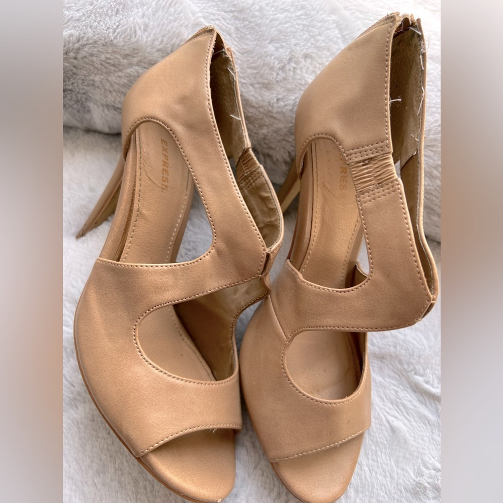 EXPRESS Tan heel